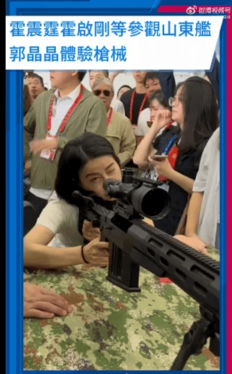 皇冠信用登2代理网址_霍启刚夫妇参观山东舰皇冠信用登2代理网址，郭晶晶亲身体验枪械操作引围观