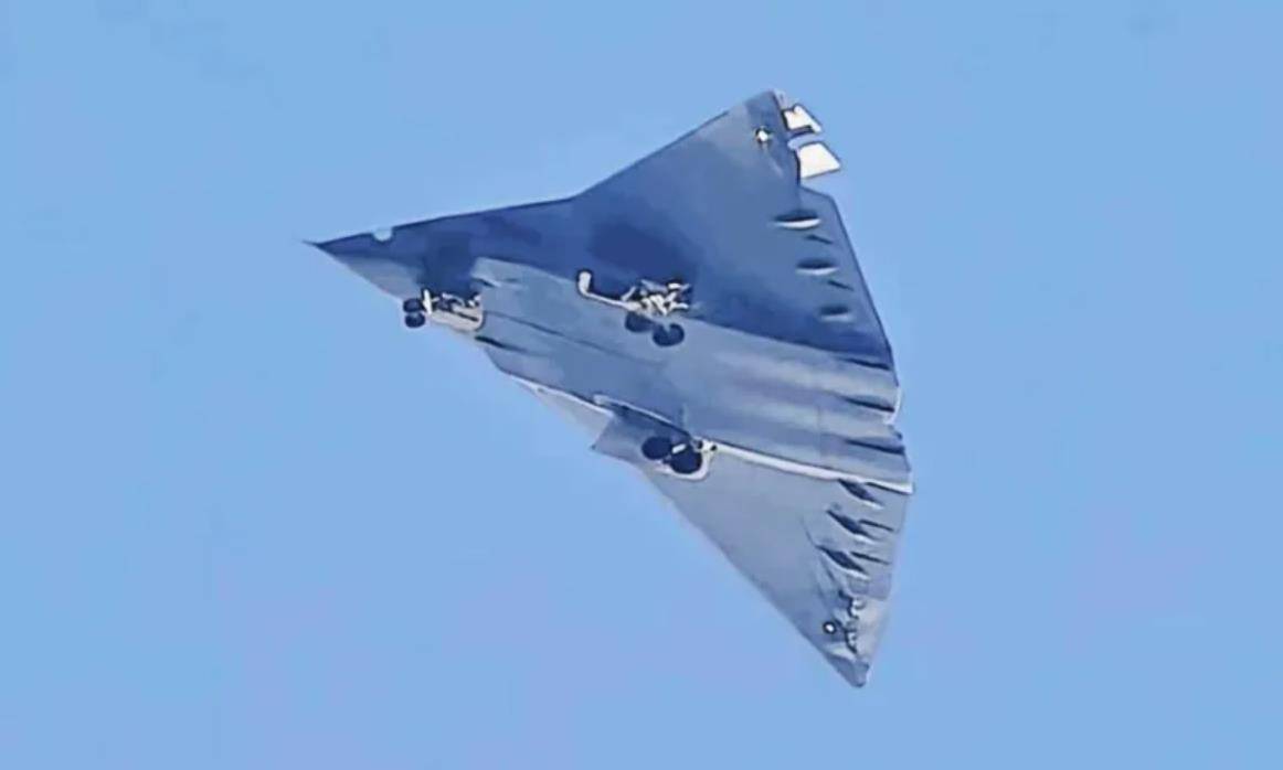 皇冠信用代理注册_3架歼36皇冠信用代理注册，10架歼-20A，076舰三机，鹰击20亮剑，美军摆烂不加班了